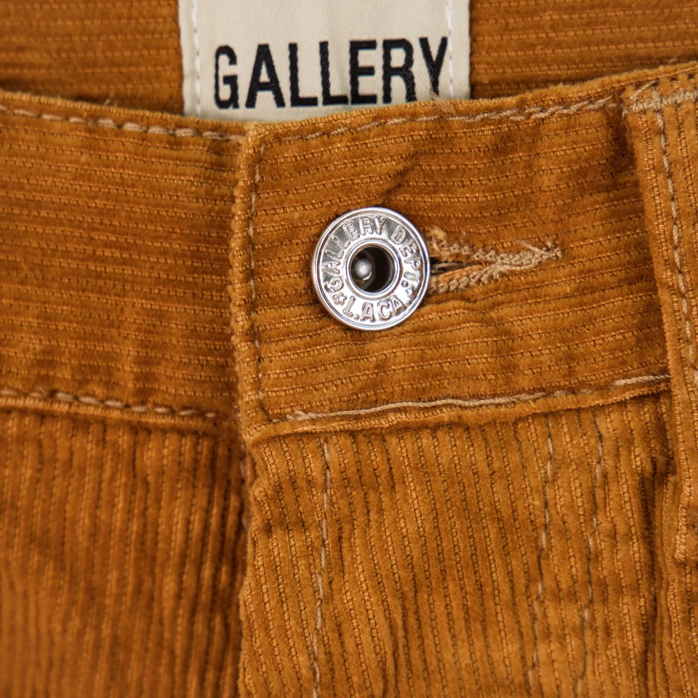 P240 Chrome Hearts Gallery 2025 corduroy spliced ​​multi-pocket couple bootcut jeans are a hot trend this season and are sought after by countless celebrities and fashionistas. The neat details of the cutting process add color to the playful fashion! The neat and meticulous design, and the well-fitting structure is unique. The upper body not only has outstanding recognition, but also looks younger and younger. A style with the ultimate wearing meaning and performance, gorgeous color matching, and the craftsmanship of this style is also extremely extraordinary. After the finished product is washed, it is disassembled and hand-made with sheepskin cross leather and then spliced ​​together to complete. The whole piece has too many craftsmanship to describe. It is decorated with patchwork cross flowers and high-waisted washed jeans! ! Absolutely high-end luxury product, a god-level single product, a super popular product, made by top heavy industry, a magic weapon that cannot be missed to hit the streets. Style number: 1847 Size: 28 30 32 34 36 Color: yellow